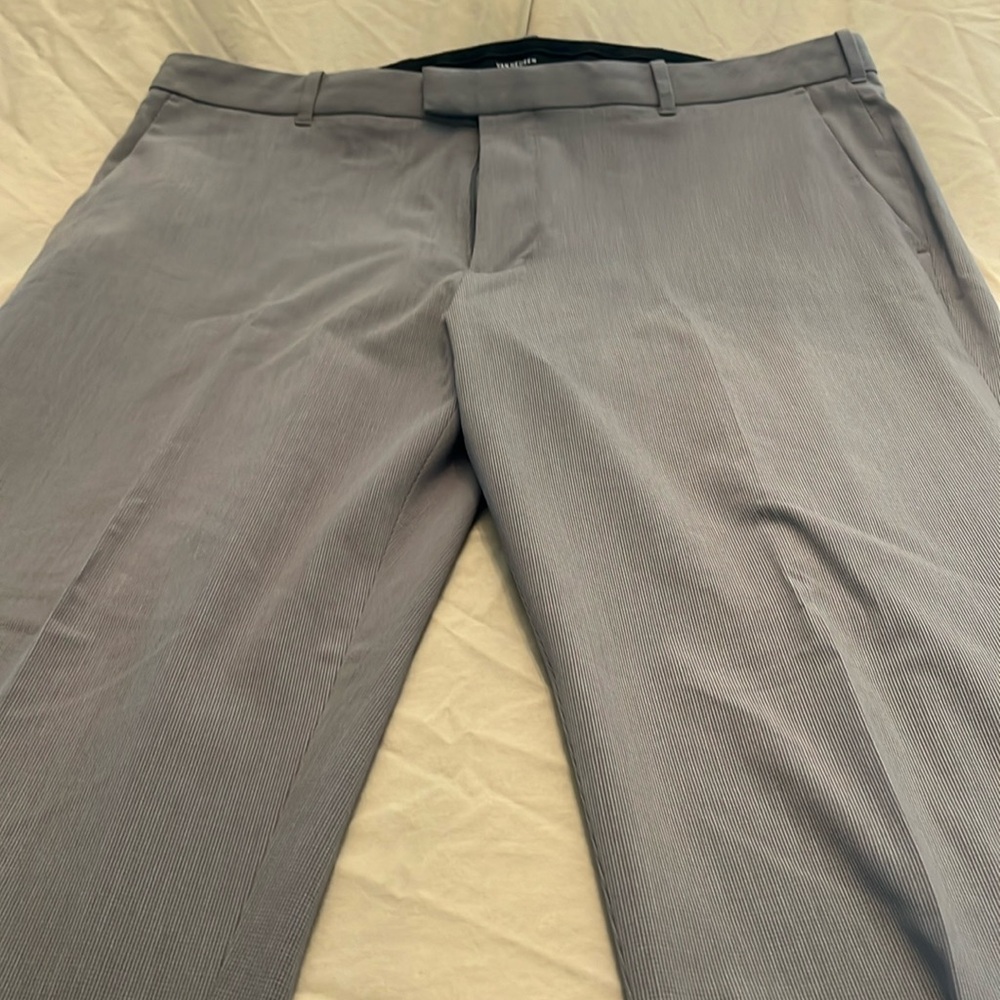 Van Heusen Flex gray mini houndstooth dress pants. 40 waist 32 inseam.